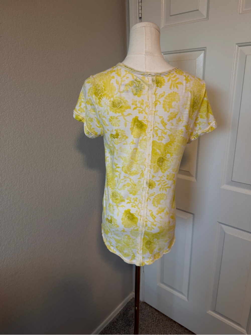 Pilcro Yellow Floral V-Neck Blouse - Picture 5 of 5